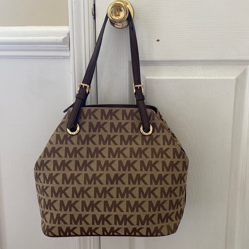 New Michael kors shoulder bag can also be used as a tote with leather straps